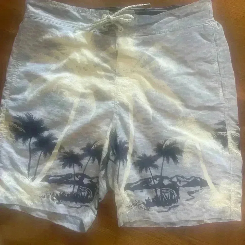 Tommy Bahama men’s medium swim trunks tie waist Velcro. Closure. Mesh lining.
